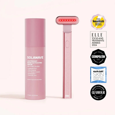 Le kit Solawave Or Rose 4-en-1 Red Light Therapy Wand & Activating Serum Kit renforce le Radiant Renewal grâce à la thérapie rajeunissante par la lumière rouge. Les badges de Womens Health, Elle, Cosmopolitan, Marie Claire et Glamour sont affichés sur le côté droit.