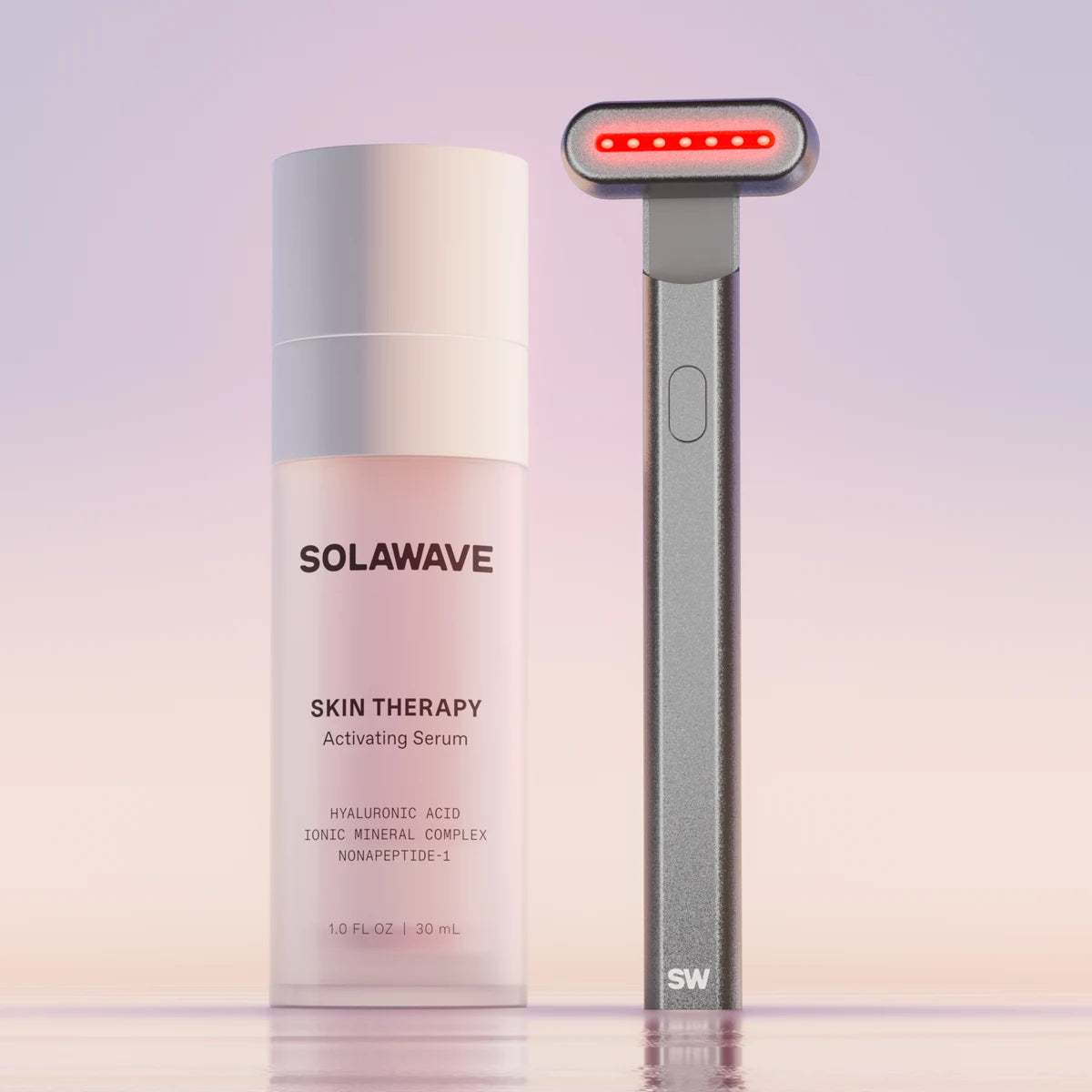 Kit de soins et de sérum activateur 4-en-1 de Solawaves pour la luminothérapie rouge, comprenant une baguette en charbon idéale pour la thérapie. La toile de fond brille d'un rose et d'un violet pastel.